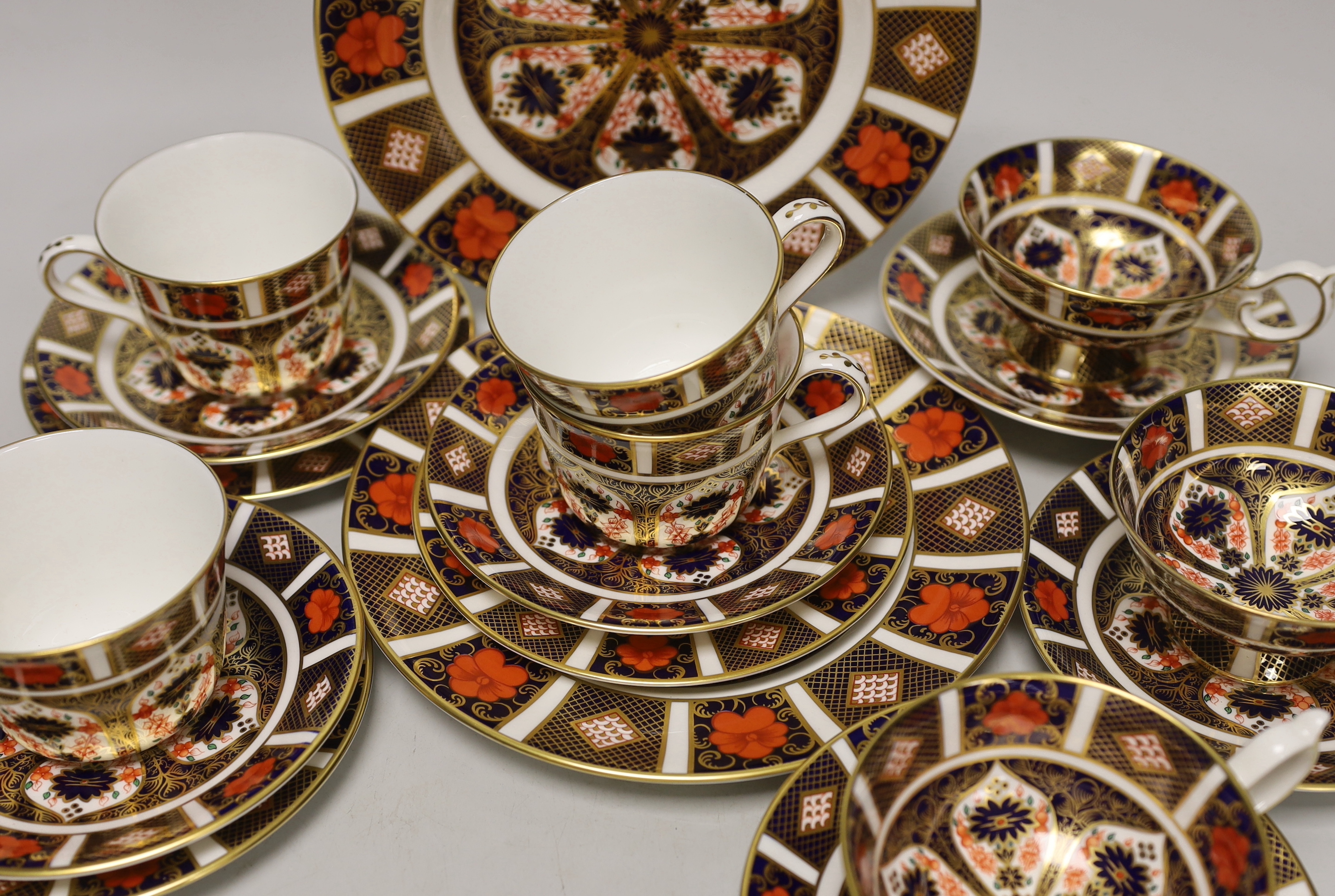 A quantity of Royal Crown Derby cups and saucers, pattern 1128